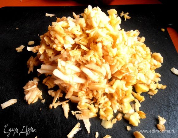 Натираем на крупной тёрке. Можно сбрызнуть лимонным соком.