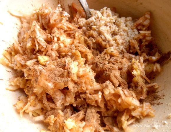 Перемешиваем пасту с яблоками,припорошив корицей (самые-самые сладкоежки могут добавить ещё мёд или сахар по своему усмотрению,но нам хватило медово-яблочной натуральной сладости!)...Всё! Начинка готова!