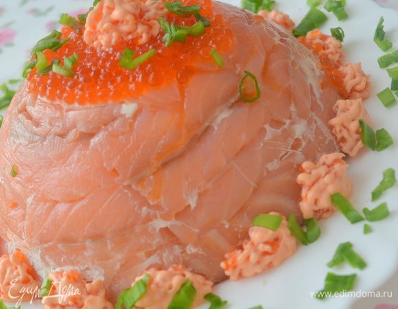 и теперь оформляем...тут на ваш вкус...я украсила сверху красной икрой. Потом смешала ее с жирной сметаной - получилась нежно розовая масса и сделала розочки по кругу и сверху. Посыпать зеленью. 