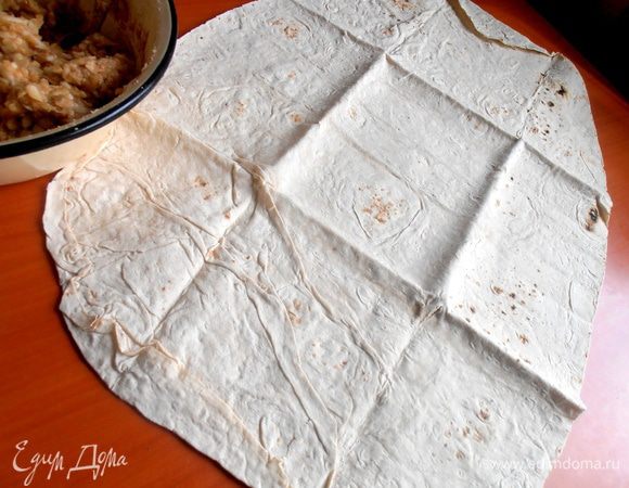 Разворачиваем лаваш на столе...