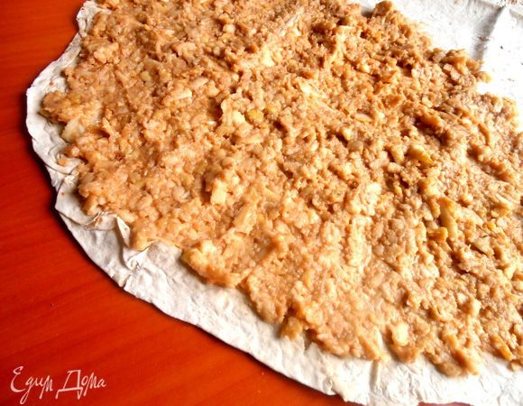 Начинаем наносить начинку,растирая её ложкой...