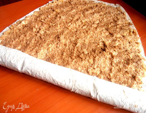 Начинаем сворачивать,прижимая по всей длине,лаваш в рулет! Как вы понимаете,можно нарезать и кушать уже в таком виде (все продукты готовые!),но желательно зарумянить ещё в духовке,будет хрустяще-вкусно!!!