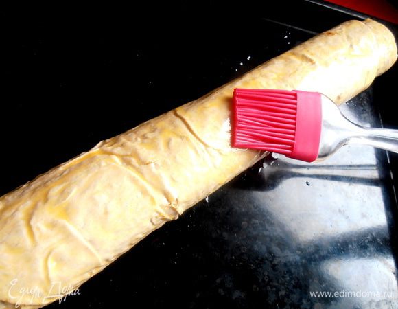 До этого шага всё соответствовало употреблению в пост...,но верх рулета вкуснее смазать растопленным сливочным маслом (1 ст.л.),а постящимся-растительным,конечно...Масло я растопила в чашке в разогревающейся духовке.