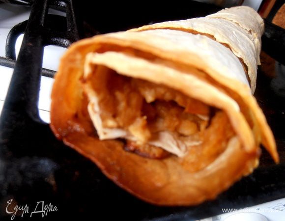 Через 15 минут (можно и больше,кто хочет добавить зажаристости,но на начинку это не влияет) вынимаем из разогретой до 200* духовки такое чудо! Как же мне хотелось отломить самый вкусный зажаристый кончик...,но я утерпела и выполнила своё желание после съёмки)))