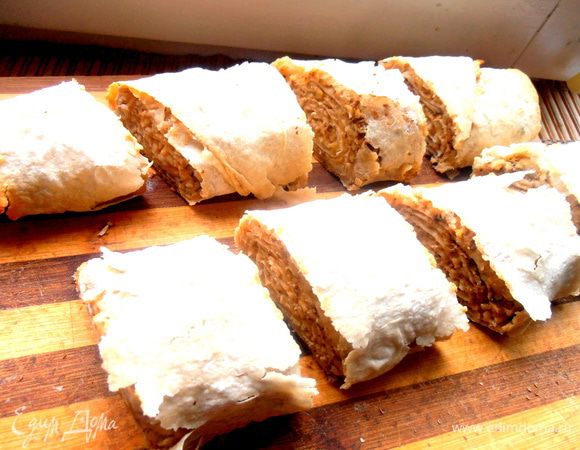 Нарезаем на порции острым большим ножом наш ароматный штрудель...