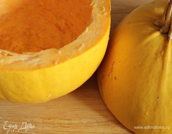 Тыкву разрезать на две части. Очистить от семечек и волокон.