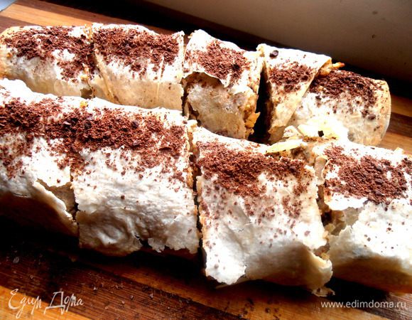 Я решила припорошить,пока горячий,тёртым шоколадом (заранее его натираю,чтобы в спешке не кидаться искать,чем украсить выпечку!).