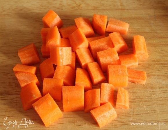 Так же кубиками режем морковь.