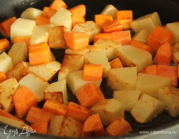Картофель и морковь обжарить на оливковом масле до золотистой корочки.
