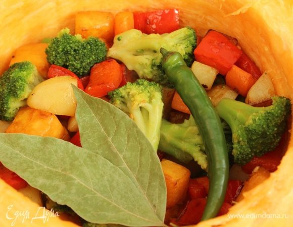 Переложить рагу в тыкву, сверху положить лавровый лист и горький перчик (по желанию). Закрыть тыкву фольгой и запекать 45–50 минут. 