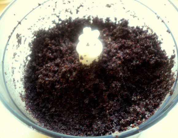 Мак залить кипятком, варить 10 минут. Затем воду тщательно слить. Добавить к маку 150 г сахара и перемолоть через мясорубку или в блендере.