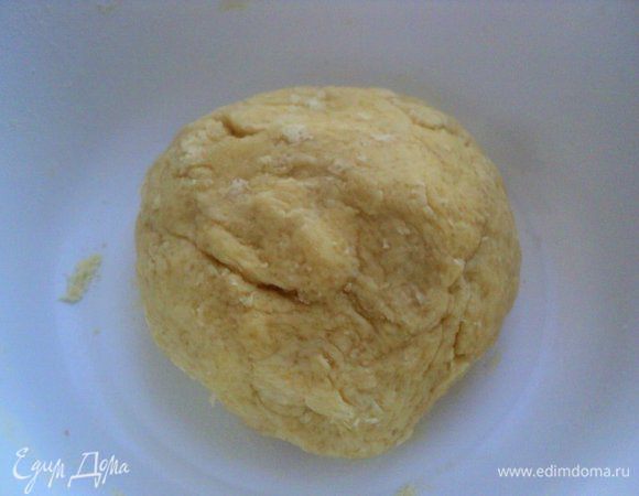 Добавить в мучную смесь растопленное масло и подогретое молоко, апельсиновую воду, замесить тесто. Накрыть миску полотенцем и поставить тесто в теплое место на 30 минут.