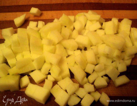 Яблоки почистить от кожицы и семян и нарезать кусочками. Изюм (у меня вяленая клюква) залить на 5 минут горячей водой.