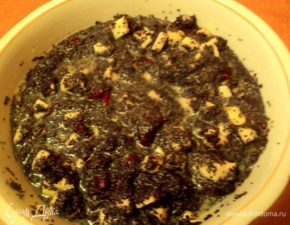 Манку разделить на 2 части. В одну часть добавить мак, изюм и яблоки.