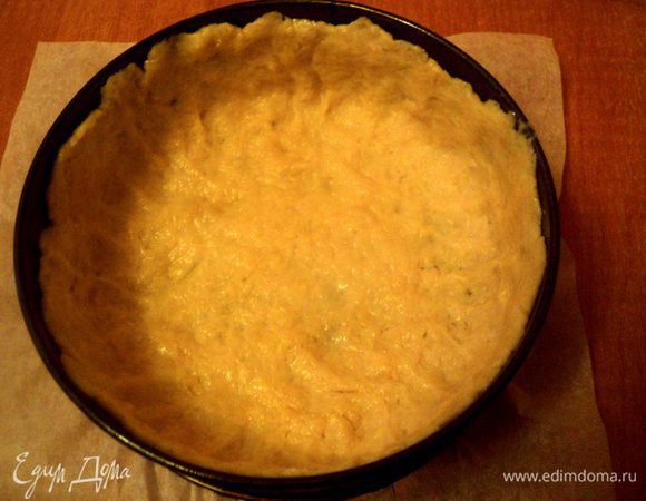 Дно формы для выпечки застелить пергаментом, смазать маслом. Тесто раскатать, выложить в форму, сделать бортики.