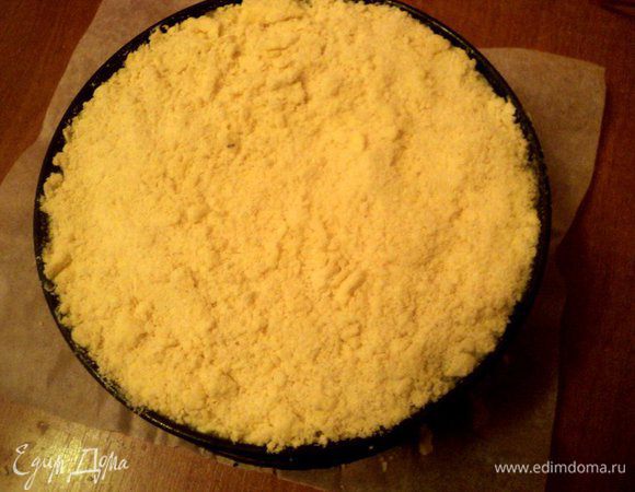 Присыпать крошкой пирог. Оставить пирог на 30 минут в теплом месте.                           