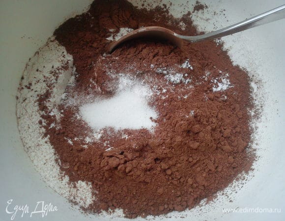 Смешать в миске муку, какао, разрыхлитель