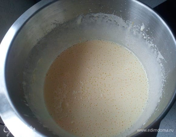 Добавить к яйцам подсолнечное масло и аккуратно перемешать. Аккуратно подмешать сухие ингредиенты