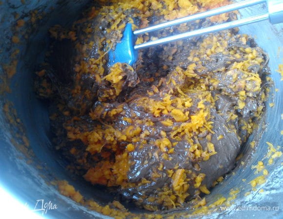 Добавить натертую на мелкой терке тыкву и перемешать