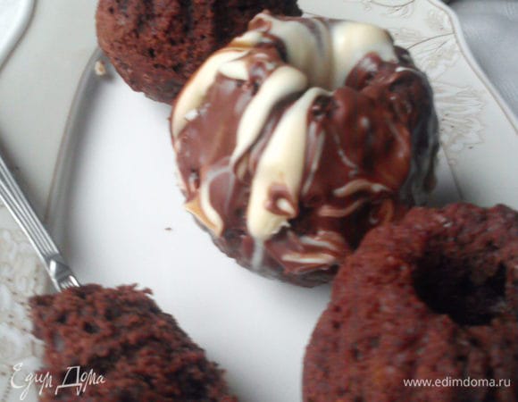 Остывшие кексы можно полить шоколадной глазурью, а можно наполнить серединку любимым джемом.