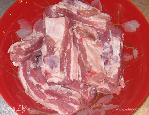 Мясо промыть, обсушить. Нарезать порционно (по 1 ребру в кусочке).