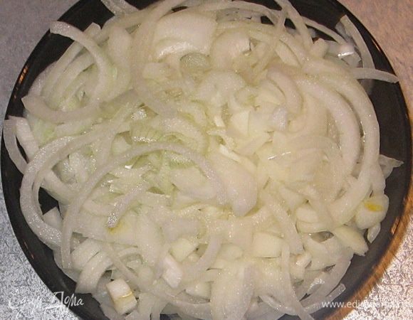 Нарезать лук полукольцами.