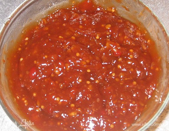 Смешиваем: "цыганский" кетчуп, соевый соус, оливковое масло, лимонный сок. Выдавливаем туда чеснок.