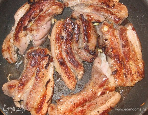 Отделяем мясо от лука и обжариваем с обеих сторон на растительном масле, на сильном огне, 7-10 минут. 