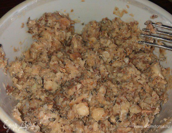 Разминаем вилкой скумбрию. Нарезаем лук в "форш".