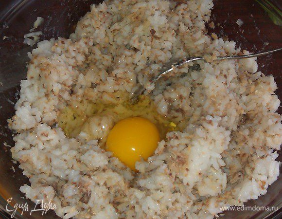 Вбиваем яйца, вымешиваем, пробуем на соль, перчим.