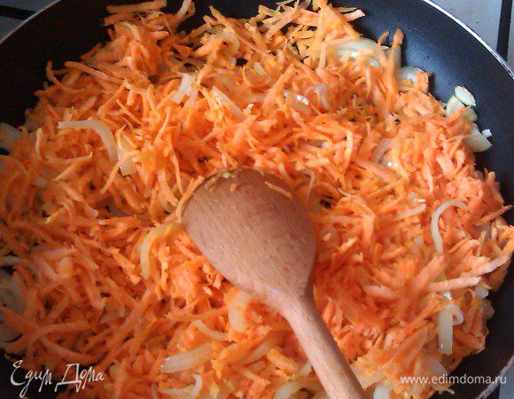Натираем на терке морковку, лук оставшыйся на сковороду и обжариваем.