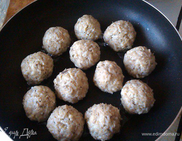 Формируем шарики и обжариваем на сковороде.