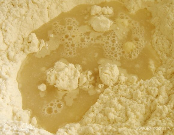 Готовить зрелое тесто нужно за день до приготовления собственно хлеба. Дрожжи развести в воде, муку смешать с солью. Из всех ингредиентов замесить липкое тесто. Уложить его в глубокую миску, смазанную растительным маслом, затянуть миску пищевой плёнкой и оставить тесто для брожения в комнате на 6 часов.