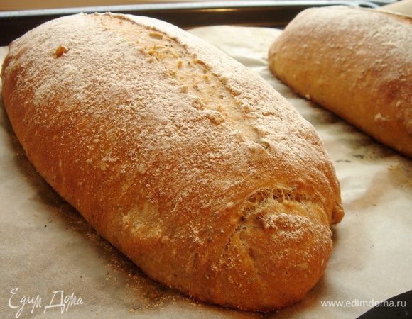 Духовку разогреть до 240*С. На нижнюю полку установить пустой противень. Когда духовка и противень хорошо прогреются, поставить  хлеб и тут же влить в нижний пустой(!!!) противень 100 мл воды. Немедленно закрыть духовку. Выпекать 25-30 минут. Готовый хлеб накрыть полотенцем и оставить его на 30-40 минут. 