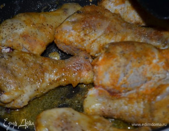 Положить курин.кусочки в разогретую сковороду и жарить примерно 25 мин.