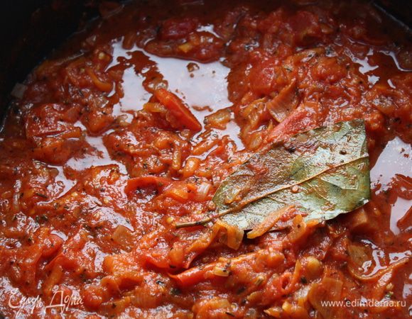 Вы можете купить готовый соус, а можете приготовить свой. Вот стандартный рецепт, при отсутствии каких-либо специй, я добавляю тоже количество прованских трав. И еще, мой муж не ест сельдерей, но в этом соусе он его не замечает и он идет на ура!!
В сковороде разогреваем оливковое масло, добавляем нарезанный лук и сельдерей и натертую морковь, обжариваем до мягкости, примерно 10 минут. Далее добавляем чеснок и томатную пасту, готовим 1 минуту. Добавляем помидоры (вместо консервированных можно использовать и свежие), лавровый лист, орегано, базилик и сахар. Увариваем на небольшом огне до загустения примерно полчаса, периодически помешивая.