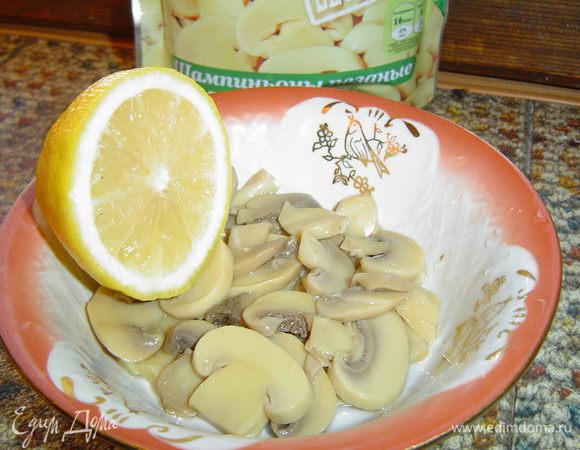 Отцеживаем и промываем грибы (если используете свежие шампиньоны, то дайте промариноваться 30 минут), а затем выдавливаем сок половины лимона,перемешиваем и даем 10 минут промариноваться.