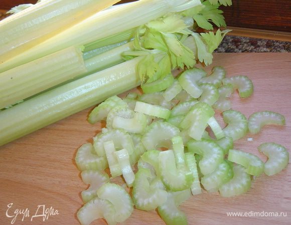 Сельдерей нарезаем вдоль тонкими кусочками. 