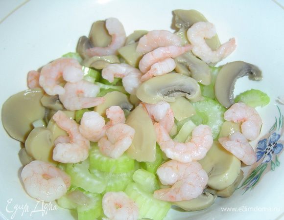 Вареные замороженные креветки помещаем в кипящую воду на пару минут, затем достаем их и помещаем в холодную воду еще на пару минут, отцеживаем. 