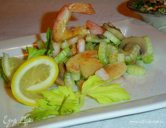 Соус подаем отдельно, а перед употреблением перемешиваем с салатом. Приятного аппетита!