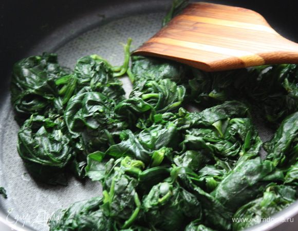 Теперь вернемся к пасте.
Если используем замороженный шпинат, его нужно сначала разморозить. Слить воду и слегка припустить в сковороде с оливковым маслом буквально 2-3 минуты. Воду слить, шпинат мелко порезать. 