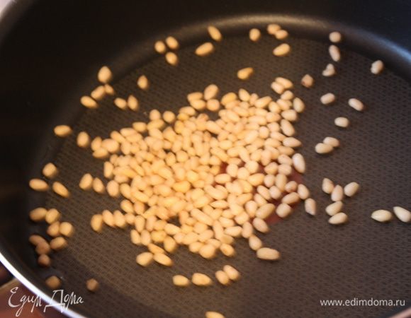 Кедровые орешки обжариваем на сухой сковороде.