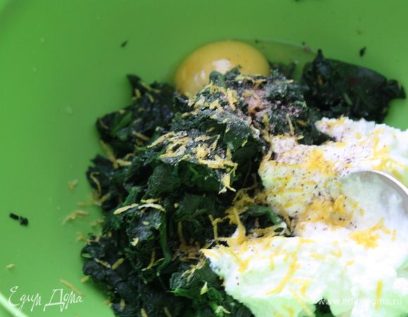 В миску кладем нарезанный шпинат, яйцо, рикотту, тертую цедру лимона, половину натертого сыра, мускатный орех, соли, перчим и все тщательно перемешиваем. И начинаем фаршировать наши ракушки.