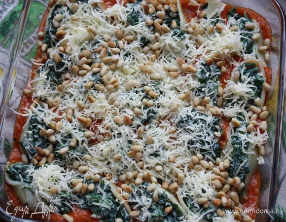 В жаропрочную миску выкладываем наш томатный соус, нафаршированные ракушки, посыпаем тертым сыром и орешками. Ставим в разогретую до 180 градусов духовку на 20-25 минут.