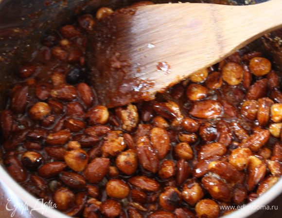 Засыпаем сахаром в несколько приемов, периодически помешивая.Варим,пока карамель не станет золотистого цвета.