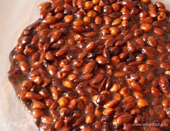 Выкладываем наши орехи  в карамели на пергамент. Так получилось пралине. Ждем,пока остынет и ломаем на куски.