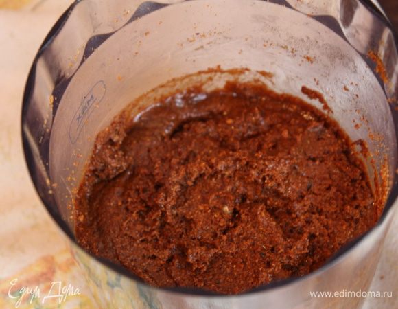  Продолжаем измельчать орехи в импульсном режиме и постепенно у нас получится вот такая паста. Убираем ее в миску и ставим в холодильник. У меня получилось 470 г пасты,я отложила 300, остальное убрала в морозилку. Там она хранится месяц.