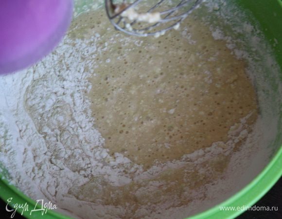 Приступаем к бисквиту.
Яйца взбить с сахаром в пену, добавить сливочное масло, снова взбить, постепенно добавить муку и все сухие ингредиенты.Аккуратно лопаткой все вымешать.