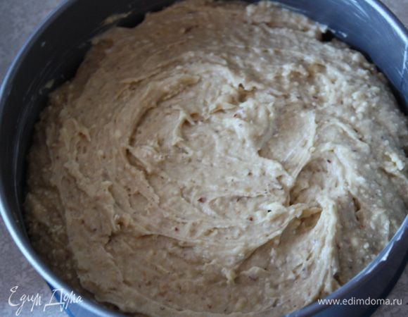 Духовку разогреваем до 160 градусов. Получившееся тесто выкладываем в форму с высокими бортиками (у меня форма 21 см) и выпекаем в духовке 1 час. Готовность проверим шпажкой,она должна быть абсолютно сухой.