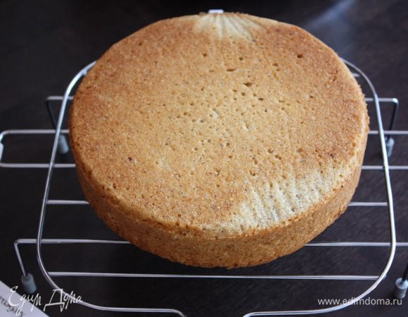 Вот такой красавчик бисквит у нас получился. Остужаем его на решетке и разрезаем на 2 коржа.